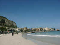 020-Mondello-beach.jpg (14036 bytes)