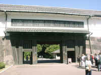 16-03a-meiji-gate.jpg (96407 bytes)