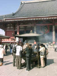 16-19-asakusa-incense.jpg (71093 bytes)