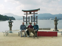 24-05-miyajima-us+tori.jpg (63740 bytes)