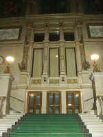 09-21-03_opera-stairs.JPG (95873 bytes)