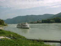 09-23-02c_wachau-boat-arnsdorf.JPG (111957 bytes)