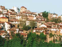 09-27-08c_tarnovo-town.JPG (169498 bytes)