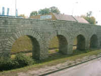 10-03-13_aquincum-aqueduct.JPG (130197 bytes)